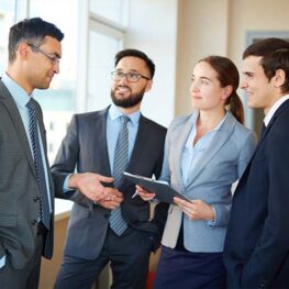 businesspeople-exchanging-ideas